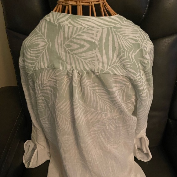 Elegant Tropical Green Leaf Print Blouse - Picture 2 of 6